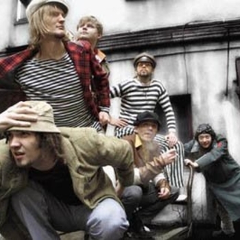 Бобры - Трава у дома