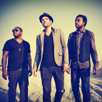 Bedouin Soundclash - A Chance of Rain (Light the Horizon 2010)