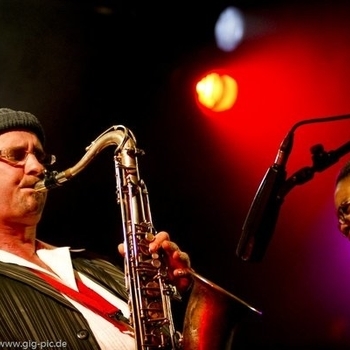 Club des Belugas - Skip To The Bip