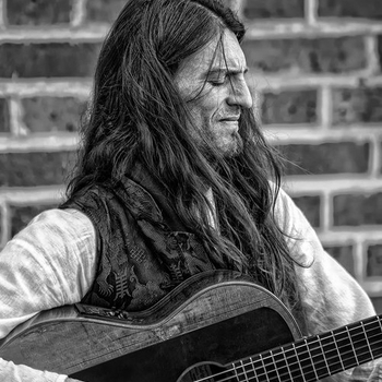 Артист Estas Tonne