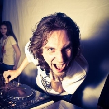 Distorted Robocops - XLR 8 (iDOLEAST Remix)