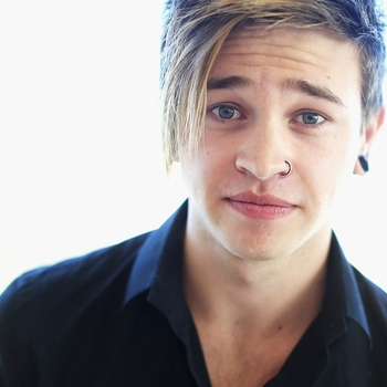 Артист Reece Mastin