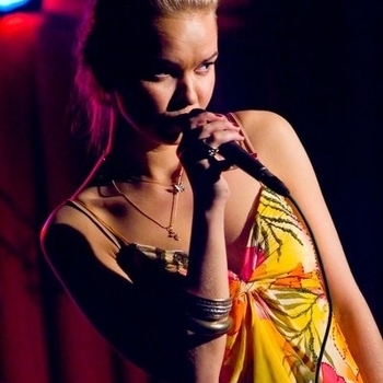 Саша Алмазова & Non Cadenza - Не сойти с ума (Мелодия из сериала "Универ. Новая общага")