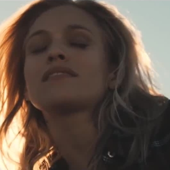 Anna Naklab feat. Alle Farben & Younotus - Supergirl [SM]