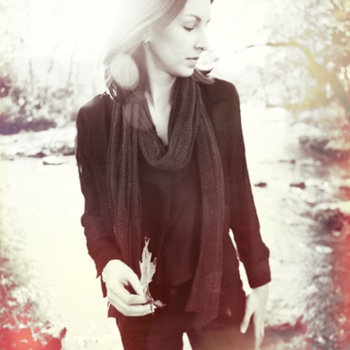 Brooke Annibale - Under Streetlights (Silence Worth Breaking) (из сериала "Милые обманщицы" / "Pretty Little Liars") (5 сезон, 11 серия)