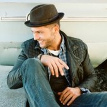 Chris Richardson - Floating Off The Ground