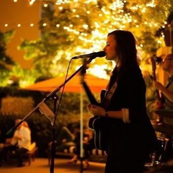 Артист Emily Wolfe