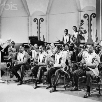 Erskine Hawkins And His Orchestra - Tuxedo Junction