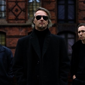 Girls Under Glass - Frozen (Cover)