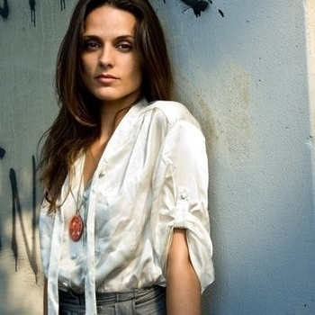 Liz Rodrigues - Can't Fight Love