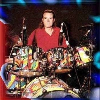 Артист Michael Shrieve