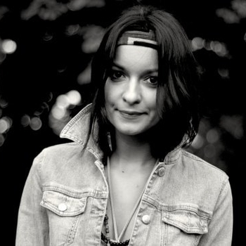 Manoya - When She Closes Her Eyes