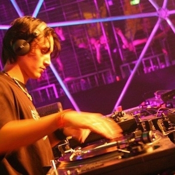 Ophidian & DJ Ruffneck - Noisemaker (Meccano Twins VIP)