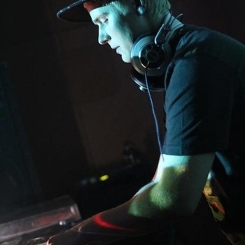 Qo feat Julia Marks - Red Lazers