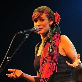 Qeaux Qeaux Joans - While the Whole World Is Asleep