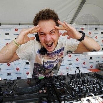 Quintino & Alvaro - World In Our Hands (Blasterjaxx Remix)