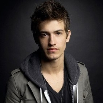 Raney Shockne - Roofie Takes Hold (Мелодия из фильма "Кавер-версии / Cover Versions")