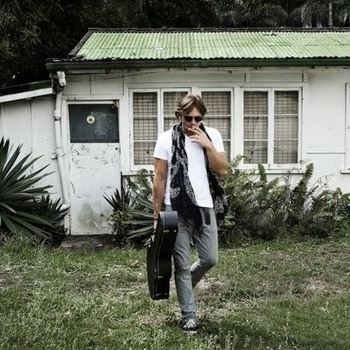 Winston Giles - She Wants To Be Adored