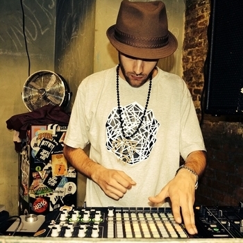 T-Fest and Скриптонит, Bmb Spacekid, Makrae - Одну дверь