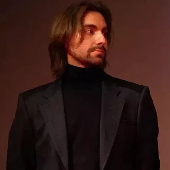 Артист Павел Есенин