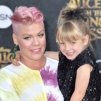 Pink feat Willow Sage Hart - Cover Me In Sunshine (2021)