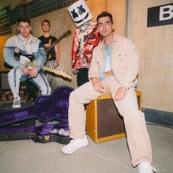 Marshmello feat Jonas Brothers - Leave Before You Love Me