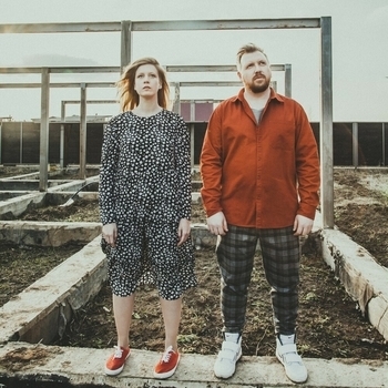 Май - Избегающий стиль привязанности