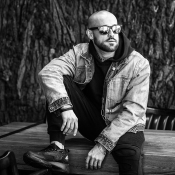 Daffy - С кустами