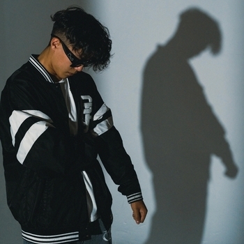 Mumzy Stranger and Nish, Lyan - Hold Up (Vertigo 2019)