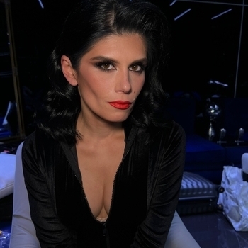 Артист Сола Монова