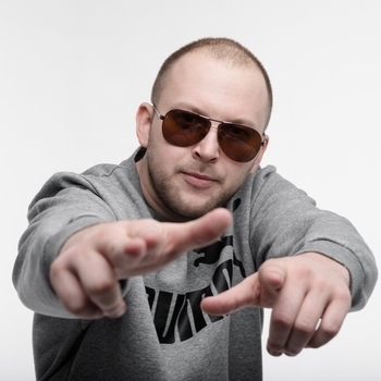 Лёша Бином, Rendow, Isvnbitov - Она мило улыбается