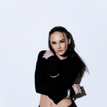 Нюта Щербакова - А у самих глаза пропитаны фальшью