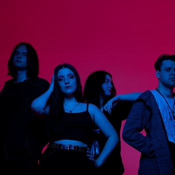 не звучит - Она